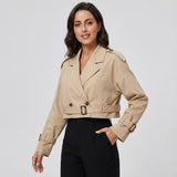 Rövid strukturált trench coat testhezálló szabással modern stílusban