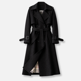 Övvel és gombokkal ellátott trench coat