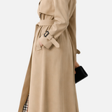 Övvel és gombokkal ellátott trench coat