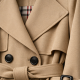 Övvel és gombokkal ellátott trench coat