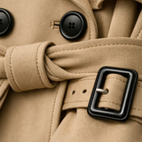 Övvel és gombokkal ellátott trench coat