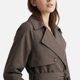 Hosszú ujjú trench coat, övvel és dupla gombolással