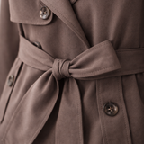 Hosszú ujjú trench coat, övvel és dupla gombolással