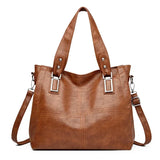 Simára varrott crossbody táska tágas formával