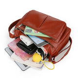 Simaságú crossbody táska több zsebbel
