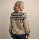 Fonal sweater földszínekben, mintás kivágással