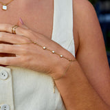 Freya karkötő csillogó részletekkel és lánccal a kézre