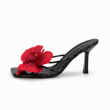 Fekete magassarkú szandál piros virággal